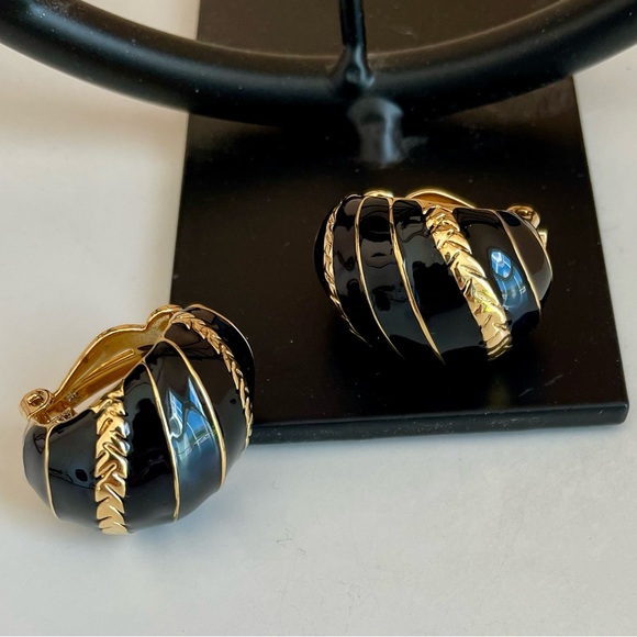 Joan Rivers Jewelry - Vintage Joan Rivers Classics Collection Black And Gold Clip Earrings